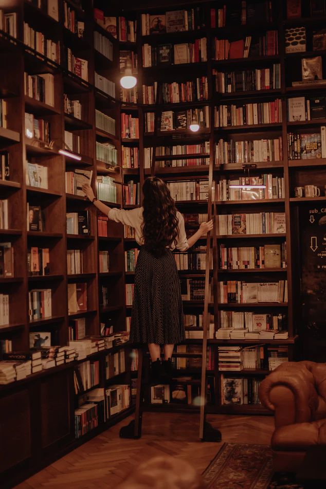 La Femme Certaine — Camille, bookseller, after closing